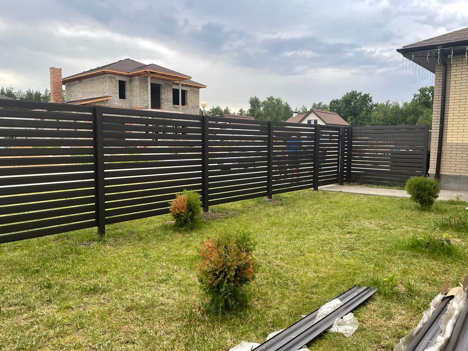 Забор из металлического планкена RAL8019 МАТТЕ фото2 в Тюмени