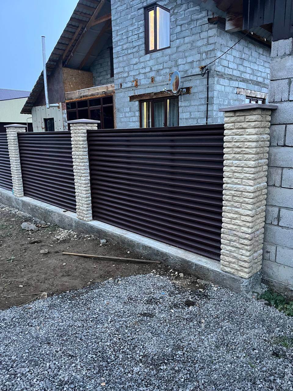 Забор-жалюзи из ламелей ЭКО-Z 18м RAL8017/8017 Шоколад двусторонний фото 2 в Тюмени