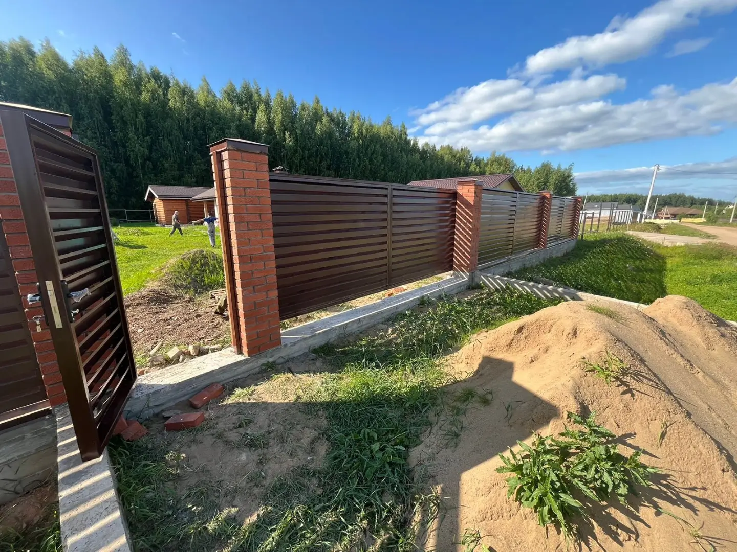 Забор-жалюзи из ламелей Хай-Тек 26м RAL8017/8017 Шоколад двусторонний фото 5 в Тюмени