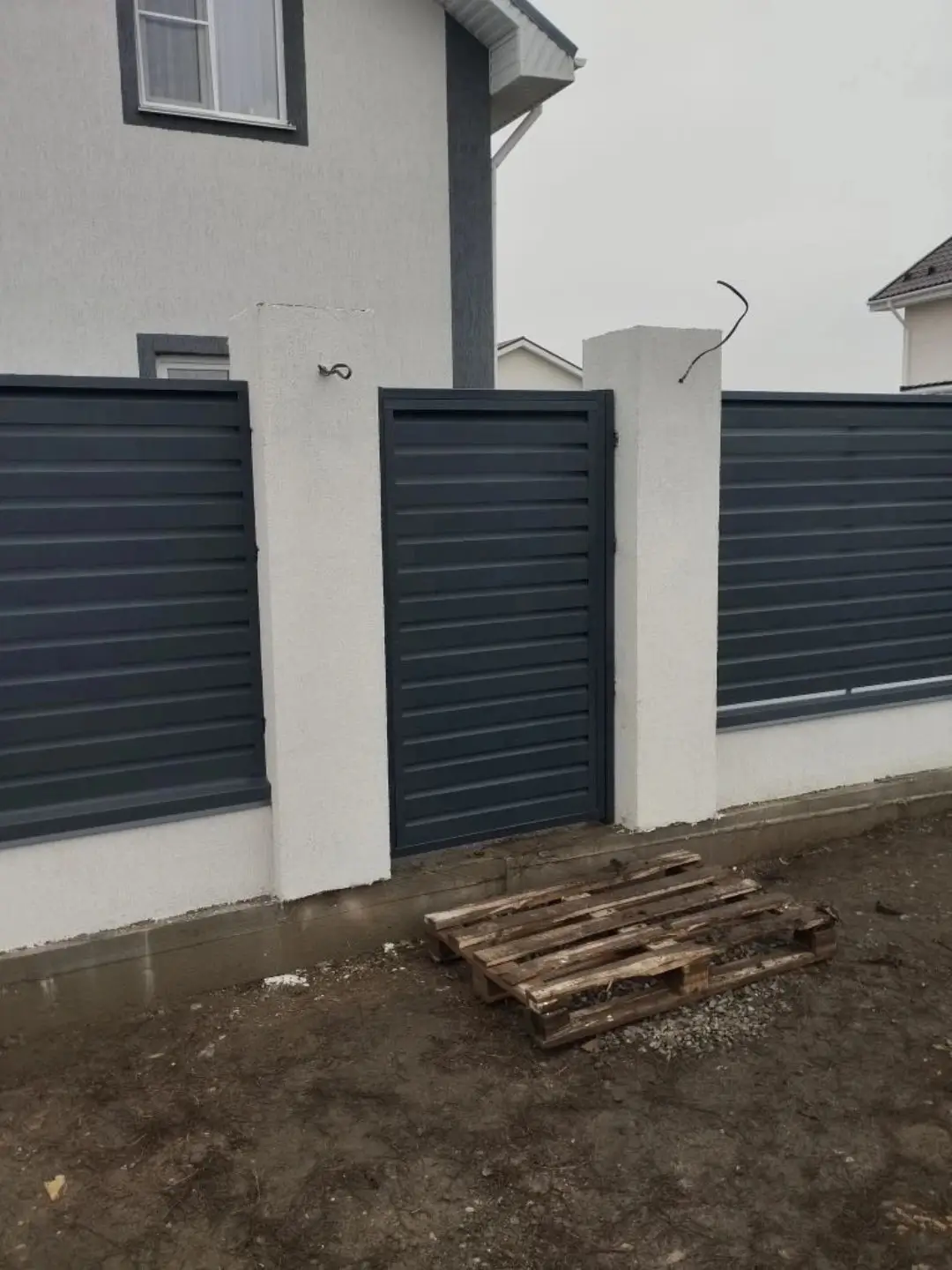 Забор-жалюзи из ламелей Хай-Тек 12м RAL7024 Серый Графит МАТТЕ фото 1 в Тюмени