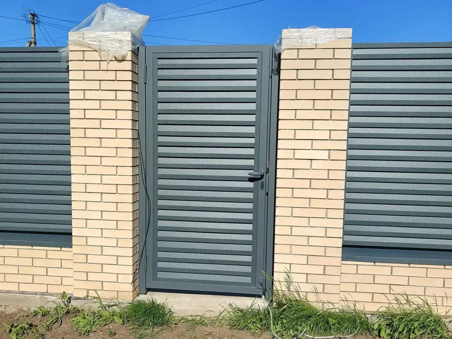 Забор-жалюзи из ламелей Реснички 16м RAL7024 Серый Графит Стальной Бархат фото 2 в Тюмени