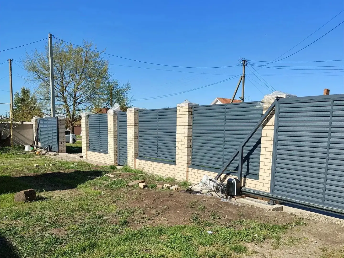 Забор-жалюзи из ламелей Реснички 16м RAL7024 Серый Графит Стальной Бархат фото 1 в Тюмени